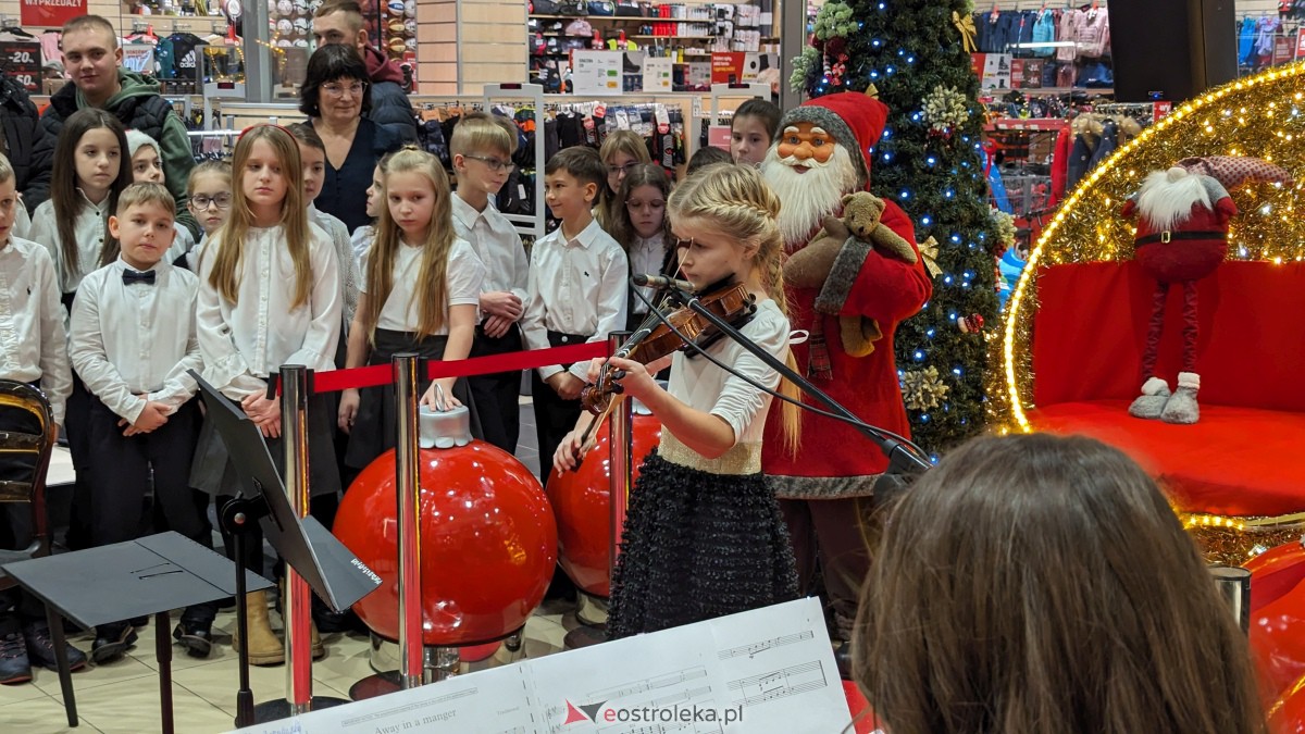 Ostrołęka: koncert świąteczny w Galerii Bursztynowej przypomniał o pięknie polskiej tradycji [17.12.2023] - zdjęcie #23 - eOstroleka.pl