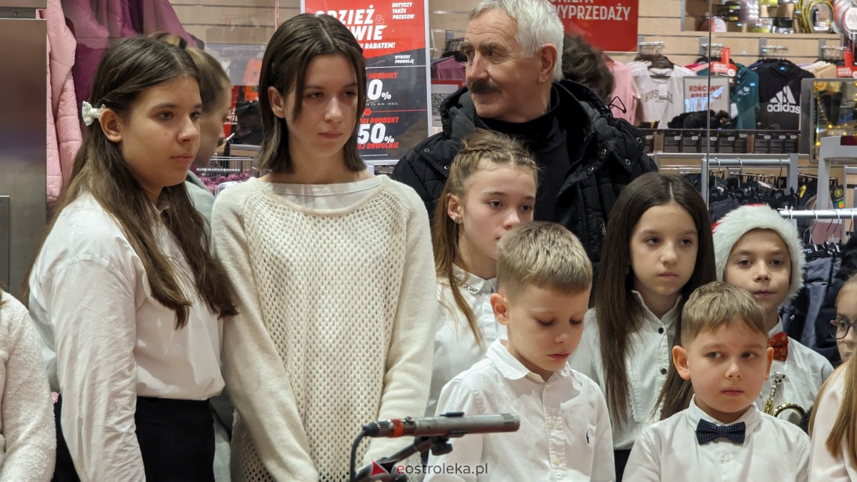 Ostrołęka: koncert świąteczny w Galerii Bursztynowej przypomniał o pięknie polskiej tradycji [17.12.2023] - zdjęcie #20 - eOstroleka.pl