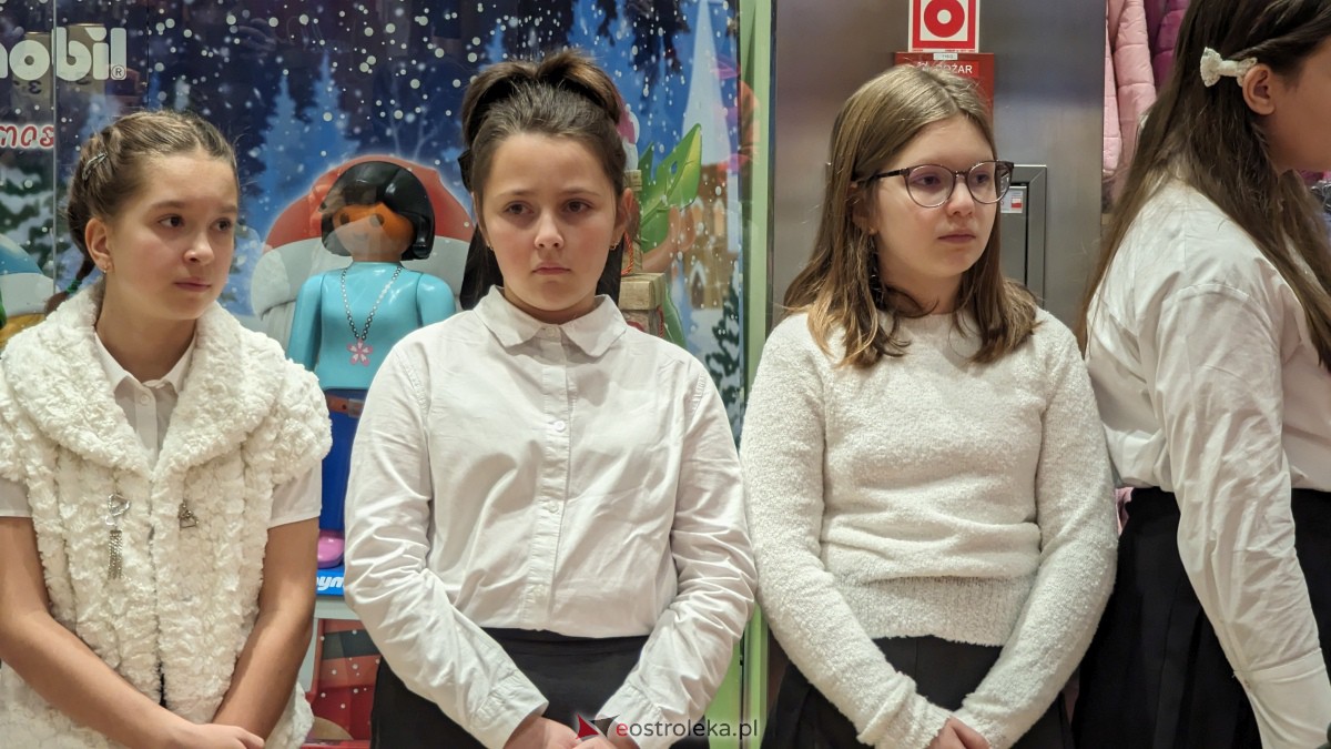 Ostrołęka: koncert świąteczny w Galerii Bursztynowej przypomniał o pięknie polskiej tradycji [17.12.2023] - zdjęcie #19 - eOstroleka.pl