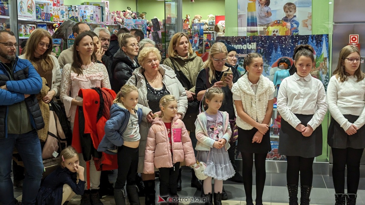 Ostrołęka: koncert świąteczny w Galerii Bursztynowej przypomniał o pięknie polskiej tradycji [17.12.2023] - zdjęcie #18 - eOstroleka.pl