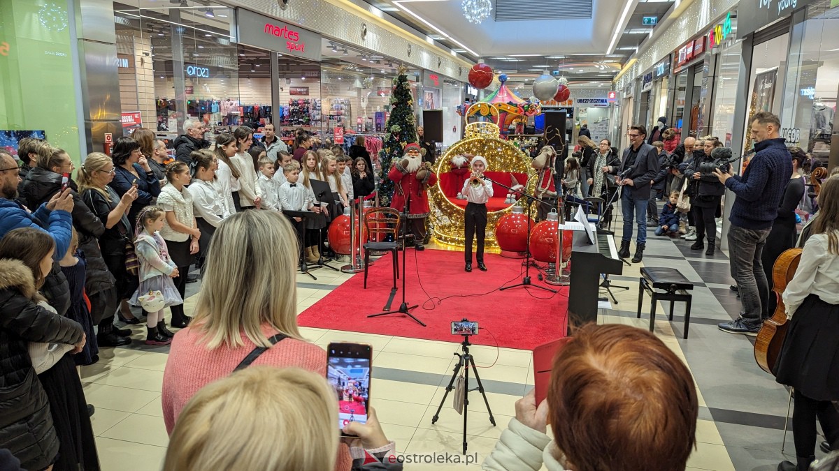Ostrołęka: koncert świąteczny w Galerii Bursztynowej przypomniał o pięknie polskiej tradycji [17.12.2023] - zdjęcie #9 - eOstroleka.pl