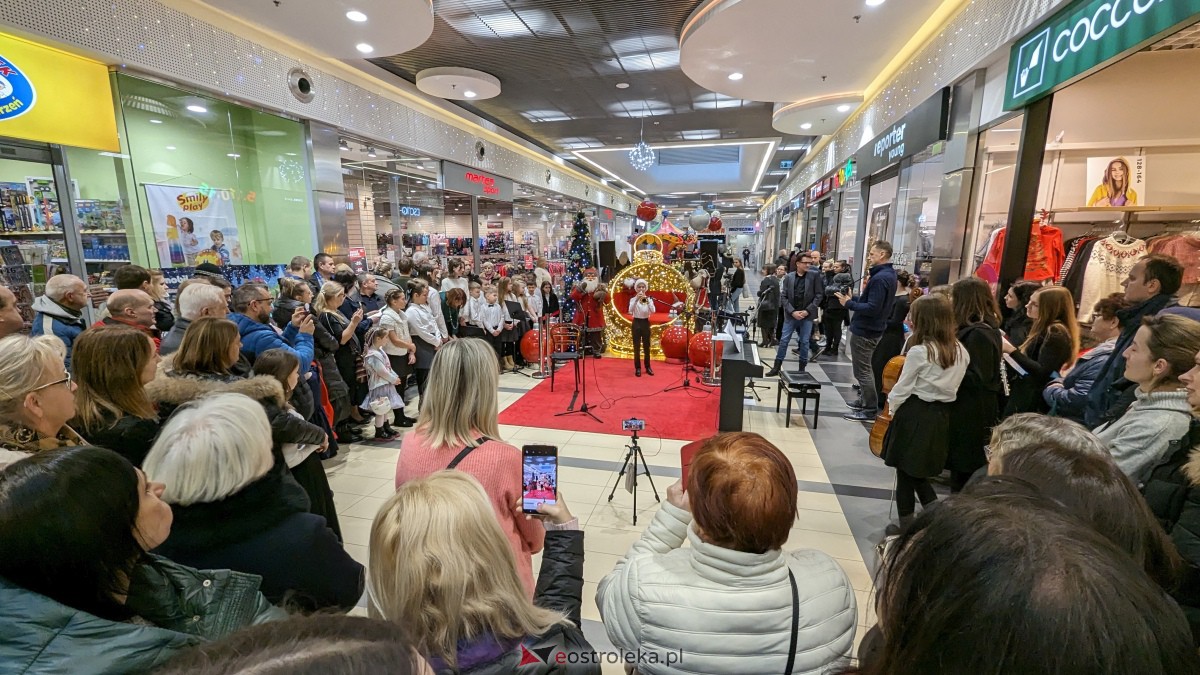 Ostrołęka: koncert świąteczny w Galerii Bursztynowej przypomniał o pięknie polskiej tradycji [17.12.2023] - zdjęcie #7 - eOstroleka.pl