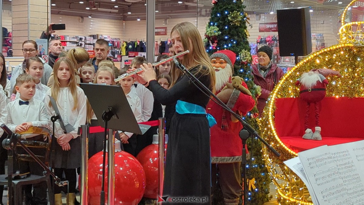 Ostrołęka: koncert świąteczny w Galerii Bursztynowej przypomniał o pięknie polskiej tradycji [17.12.2023] - zdjęcie #4 - eOstroleka.pl