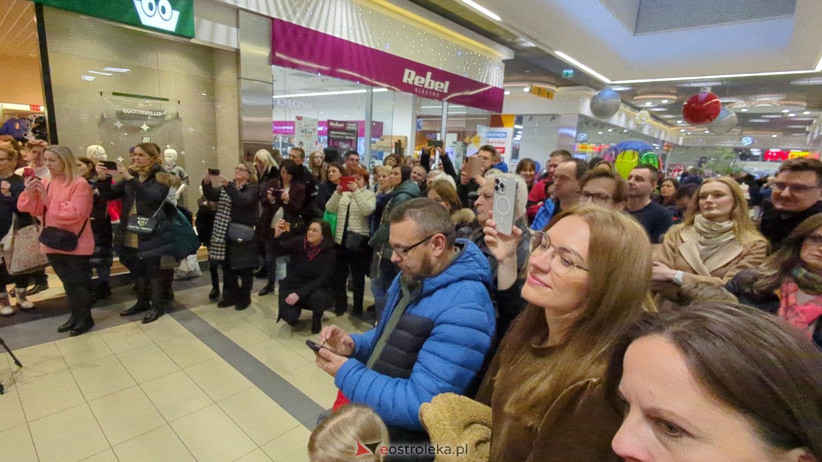 Ostrołęka: koncert świąteczny w Galerii Bursztynowej przypomniał o pięknie polskiej tradycji [17.12.2023] - zdjęcie #2 - eOstroleka.pl