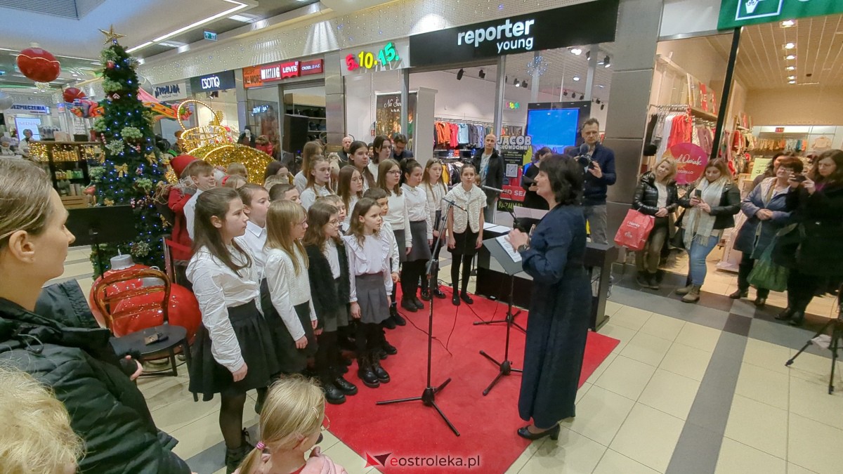 Ostrołęka: koncert świąteczny w Galerii Bursztynowej przypomniał o pięknie polskiej tradycji [17.12.2023] - zdjęcie #1 - eOstroleka.pl