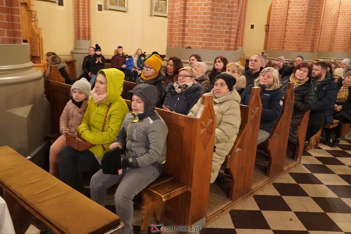 Koncert Bożonarodzeniowy w Rzekuniu [17.12.2023] - zdjęcie #43 - eOstroleka.pl
