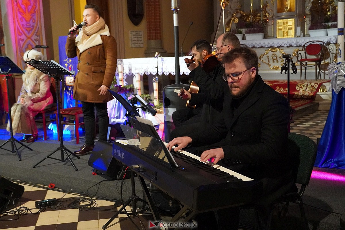 Koncert Bożonarodzeniowy w Rzekuniu [17.12.2023] - zdjęcie #15 - eOstroleka.pl