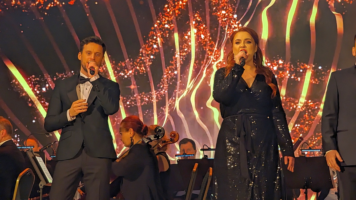 „Niezwykli jak Jan Kiepura”: piękny koncert z okazji 25-lecia Mazowsza [18.12.2023] - zdjęcie #16 - eOstroleka.pl