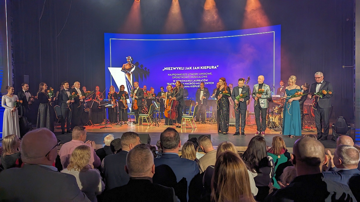 „Niezwykli jak Jan Kiepura”: piękny koncert z okazji 25-lecia Mazowsza [18.12.2023] - zdjęcie #11 - eOstroleka.pl