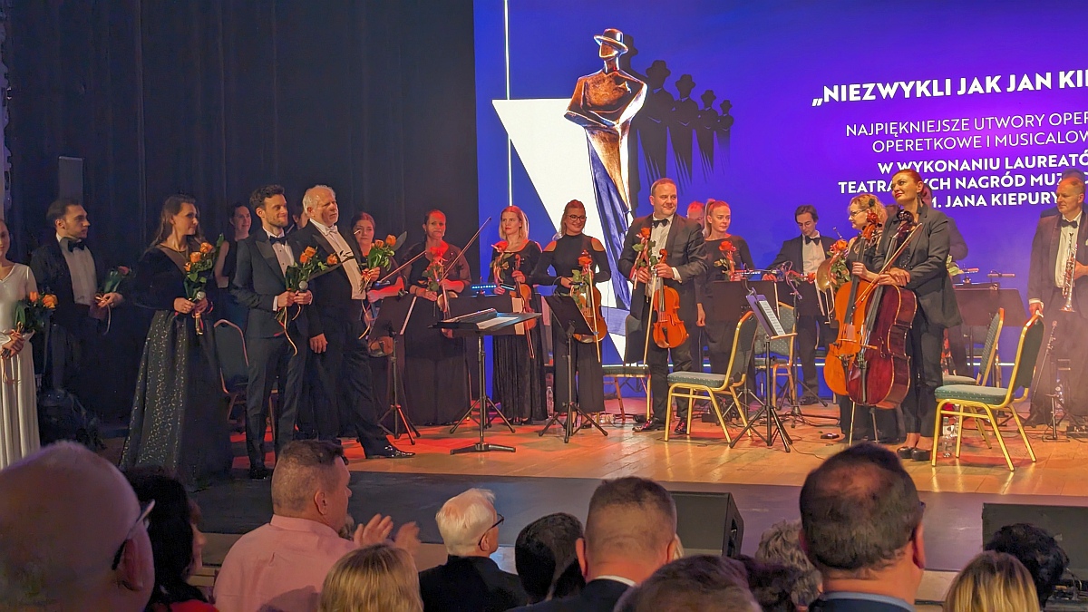 „Niezwykli jak Jan Kiepura”: piękny koncert z okazji 25-lecia Mazowsza [18.12.2023] - zdjęcie #10 - eOstroleka.pl