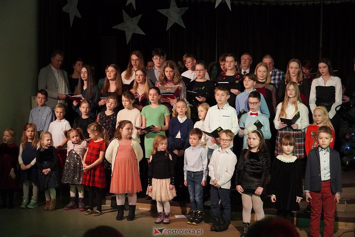 Spotkanie świąteczne Zespołu Tańca Ludowego Ostrołęka [18.12.2023] - zdjęcie #11 - eOstroleka.pl