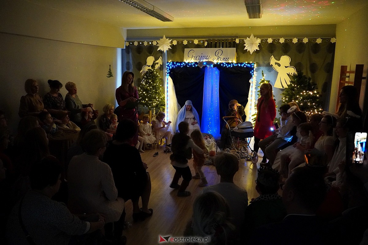 Jasełka w “Naszej Szkole” - dzieci przelały na publiczność magię świąt [19.12.2023] - zdjęcie #25 - eOstroleka.pl