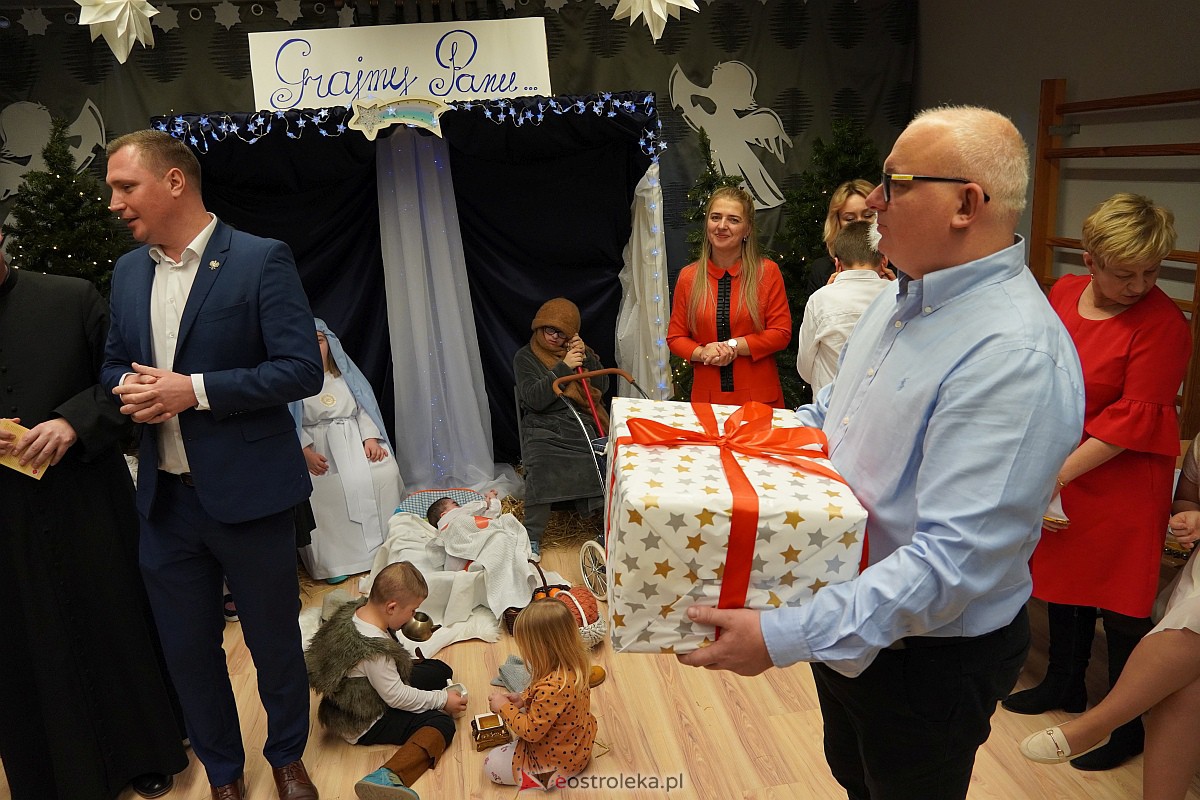 Jasełka w “Naszej Szkole” - dzieci przelały na publiczność magię świąt [19.12.2023] - zdjęcie #19 - eOstroleka.pl