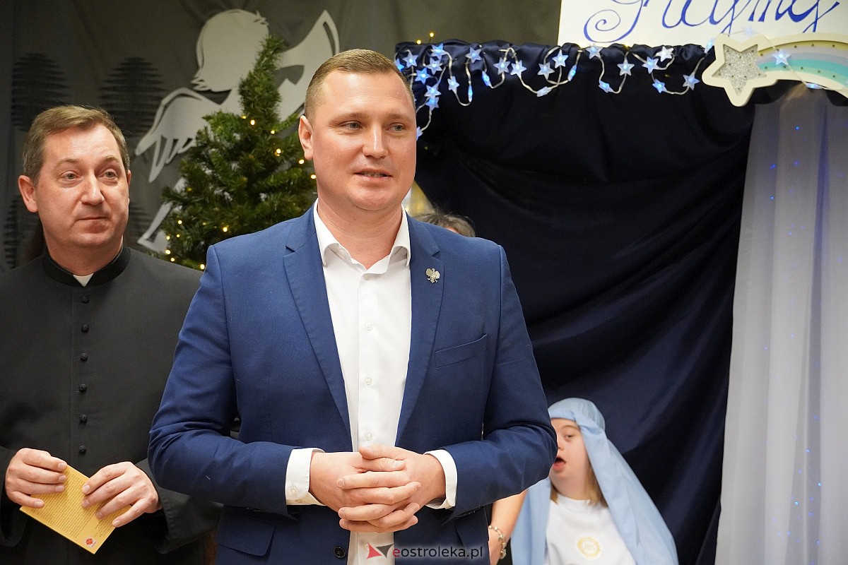 Jasełka w “Naszej Szkole” - dzieci przelały na publiczność magię świąt [19.12.2023] - zdjęcie #18 - eOstroleka.pl