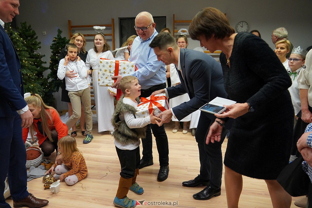 Jasełka w “Naszej Szkole” - dzieci przelały na publiczność magię świąt [19.12.2023] - zdjęcie #14 - eOstroleka.pl