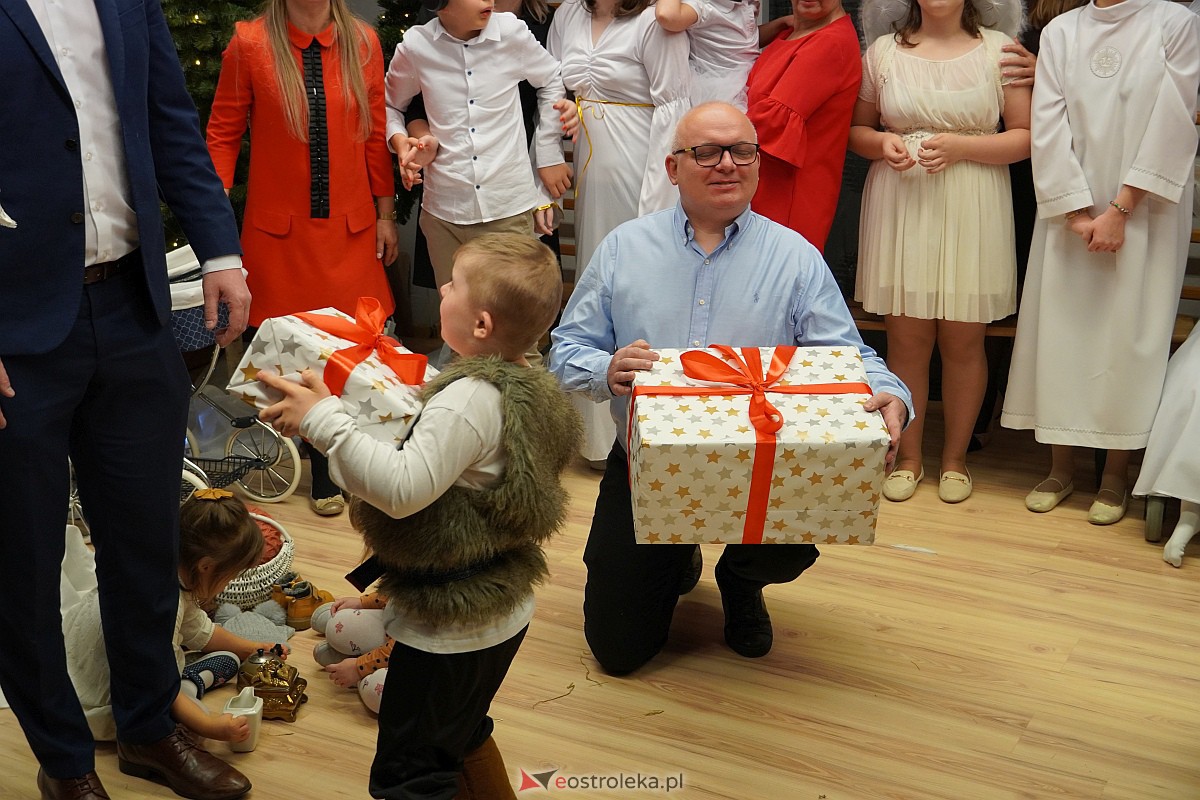 Jasełka w “Naszej Szkole” - dzieci przelały na publiczność magię świąt [19.12.2023] - zdjęcie #13 - eOstroleka.pl