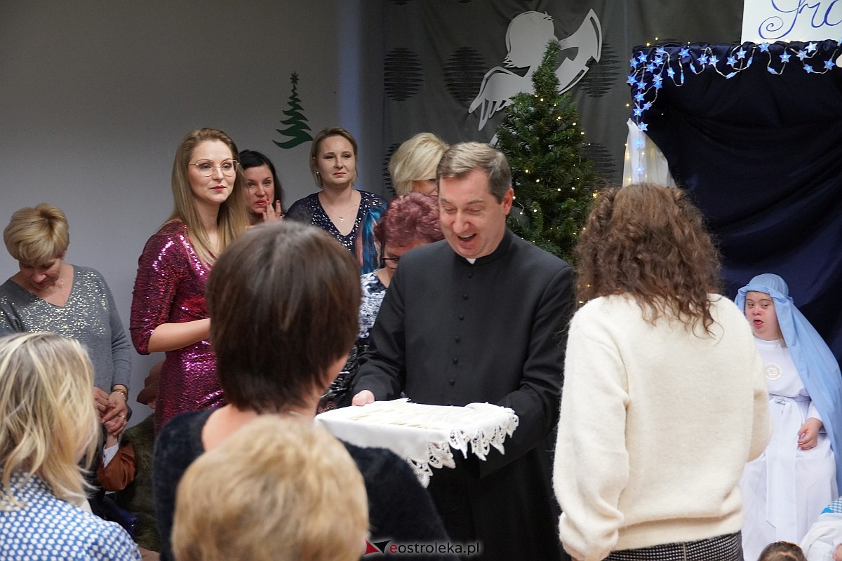 Jasełka w “Naszej Szkole” - dzieci przelały na publiczność magię świąt [19.12.2023] - zdjęcie #10 - eOstroleka.pl