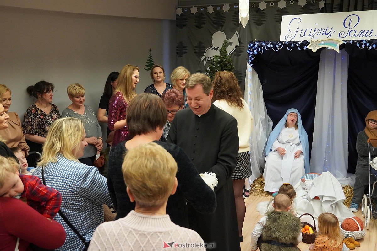 Jasełka w “Naszej Szkole” - dzieci przelały na publiczność magię świąt [19.12.2023] - zdjęcie #9 - eOstroleka.pl