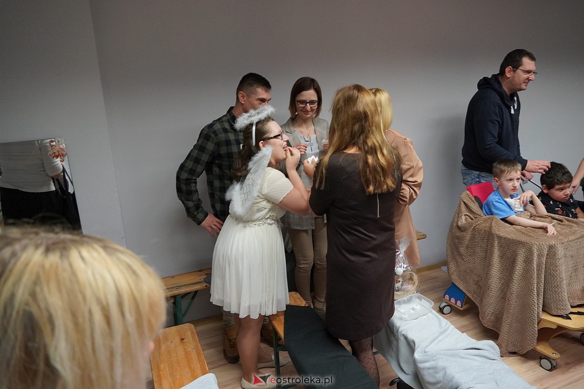 Jasełka w “Naszej Szkole” - dzieci przelały na publiczność magię świąt [19.12.2023] - zdjęcie #6 - eOstroleka.pl