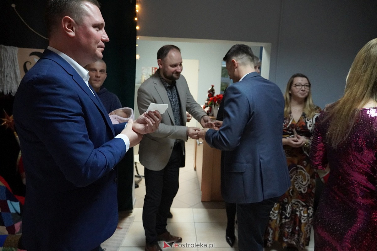 Jasełka w “Naszej Szkole” - dzieci przelały na publiczność magię świąt [19.12.2023] - zdjęcie #1 - eOstroleka.pl