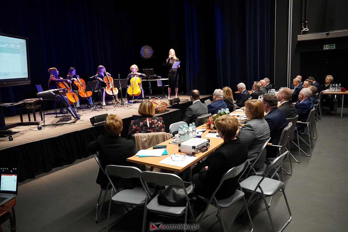 Sesja Rady Powiatu w Ostrołęce [19.12.2023] - zdjęcie #3 - eOstroleka.pl