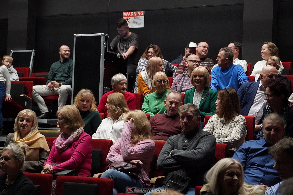 „Hejże ino dyna, dyna!” - Koncert kolęd i pastorałek w Muzeum Żołnierzy Wyklętych [19.12.2023] - zdjęcie #40 - eOstroleka.pl