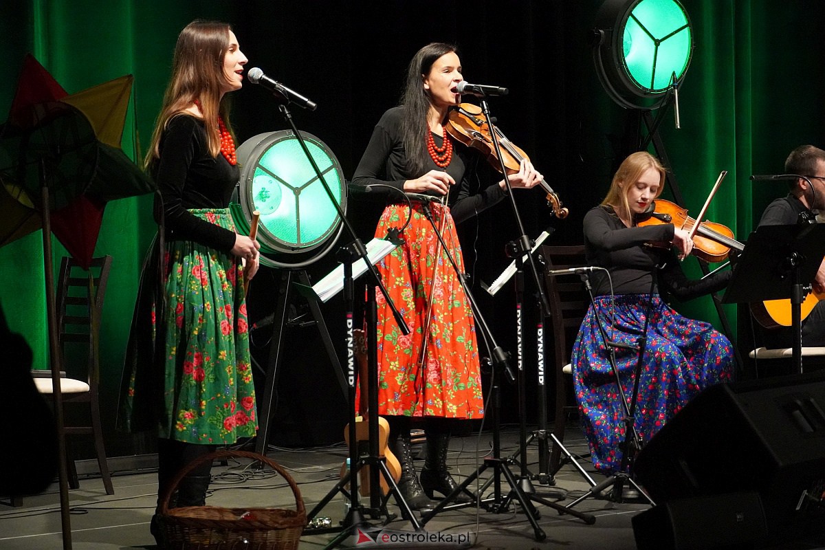 „Hejże ino dyna, dyna!” - Koncert kolęd i pastorałek w Muzeum Żołnierzy Wyklętych [19.12.2023] - zdjęcie #41 - eOstroleka.pl