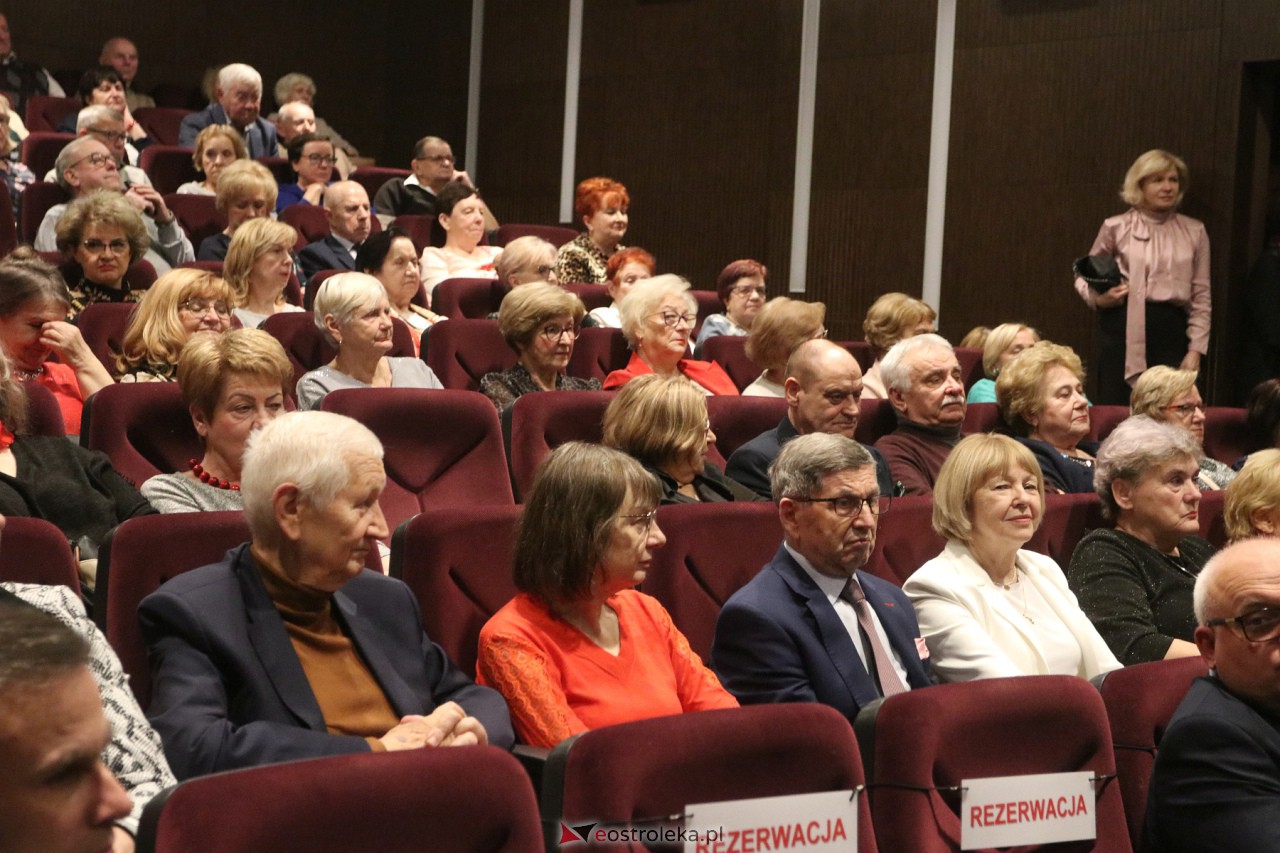 Spotkanie wigilijne Uniwersytetu Trzeciego Wieku [20.12.2023] - zdjęcie #11 - eOstroleka.pl