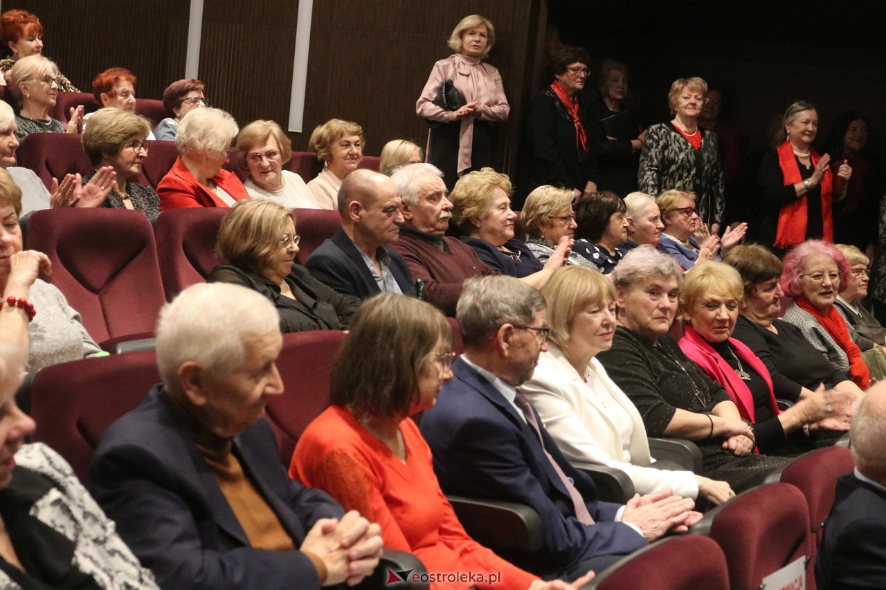 Spotkanie wigilijne Uniwersytetu Trzeciego Wieku [20.12.2023] - zdjęcie #4 - eOstroleka.pl