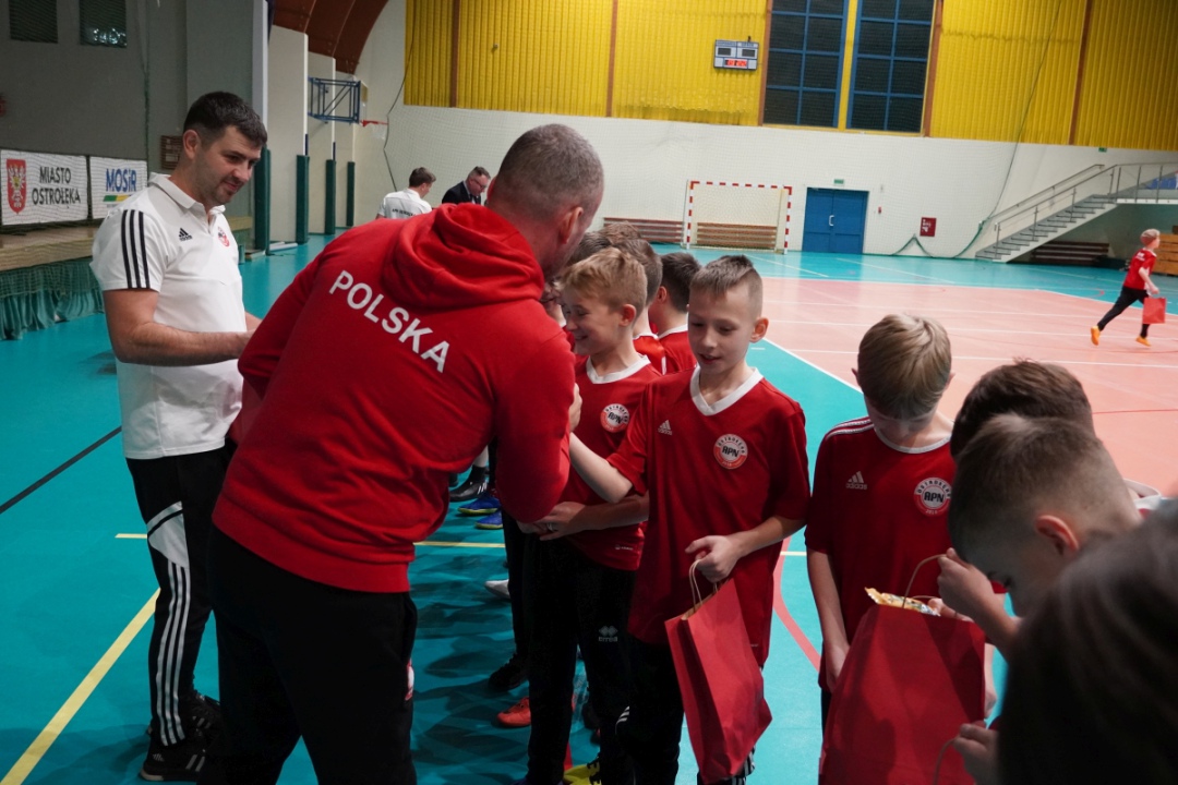 Futbolowa wigilia w APN Ostrołęka [20.12.2023] - zdjęcie #60 - eOstroleka.pl