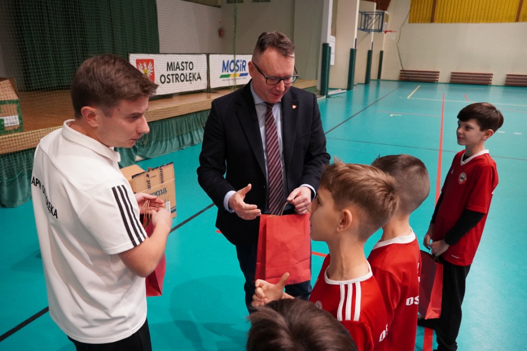 Futbolowa wigilia w APN Ostrołęka [20.12.2023] - zdjęcie #38 - eOstroleka.pl