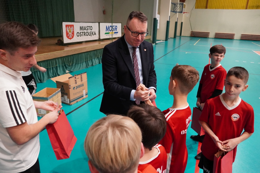 Futbolowa wigilia w APN Ostrołęka [20.12.2023] - zdjęcie #36 - eOstroleka.pl