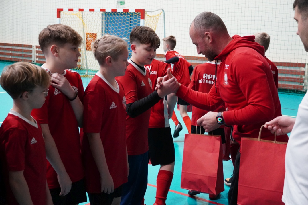 Futbolowa wigilia w APN Ostrołęka [20.12.2023] - zdjęcie #17 - eOstroleka.pl