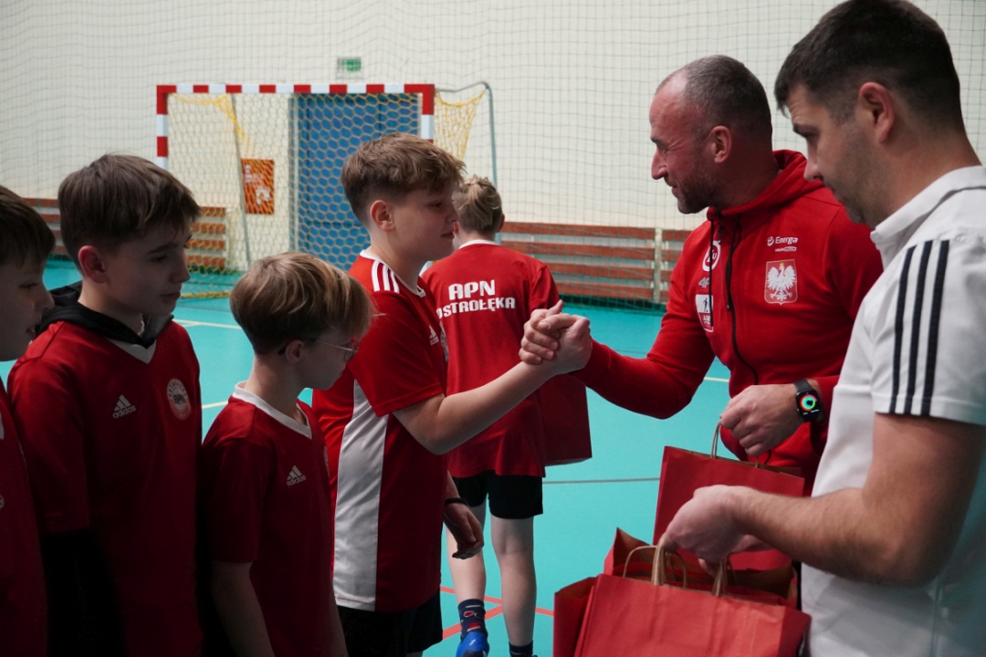 Futbolowa wigilia w APN Ostrołęka [20.12.2023] - zdjęcie #16 - eOstroleka.pl