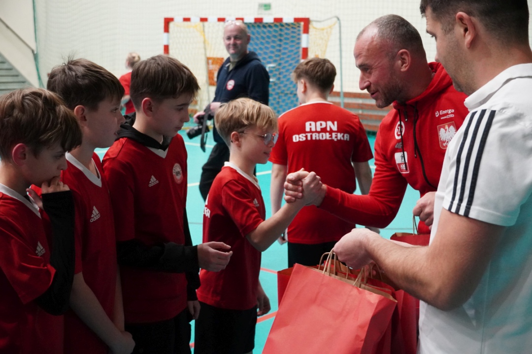 Futbolowa wigilia w APN Ostrołęka [20.12.2023] - zdjęcie #15 - eOstroleka.pl