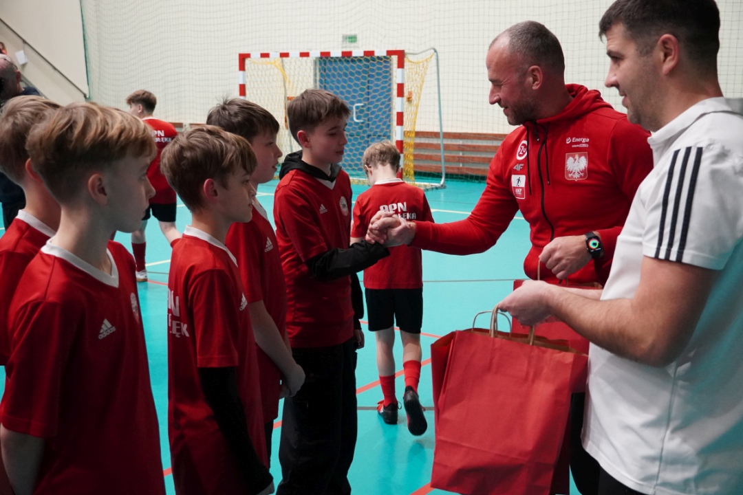 Futbolowa wigilia w APN Ostrołęka [20.12.2023] - zdjęcie #14 - eOstroleka.pl