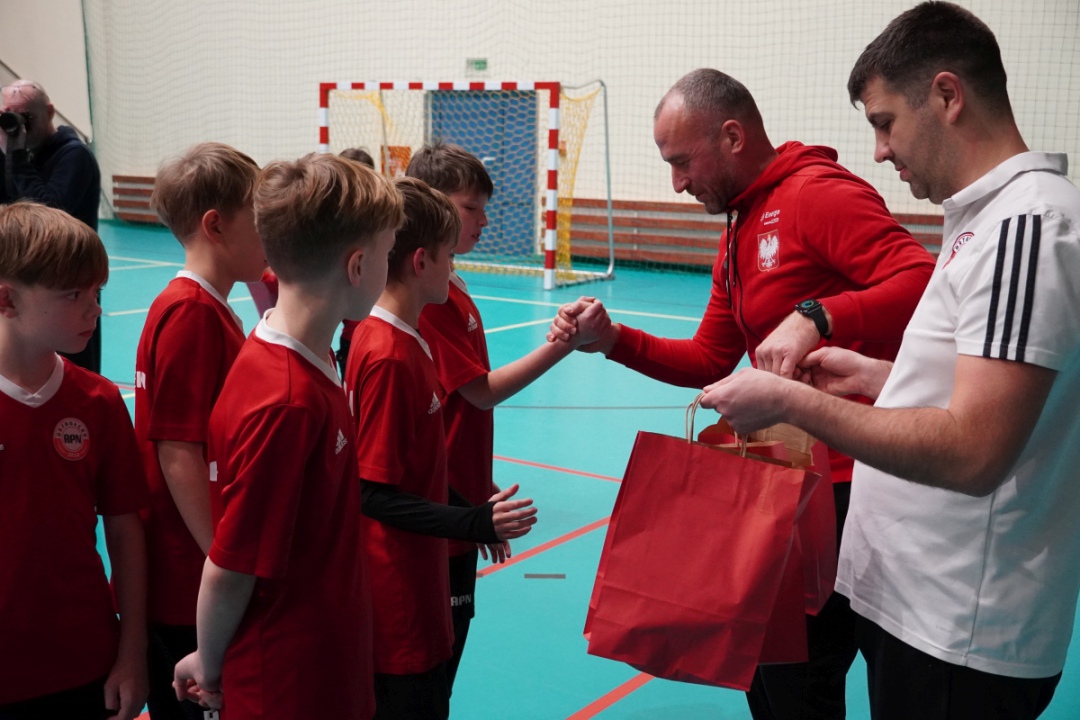 Futbolowa wigilia w APN Ostrołęka [20.12.2023] - zdjęcie #13 - eOstroleka.pl