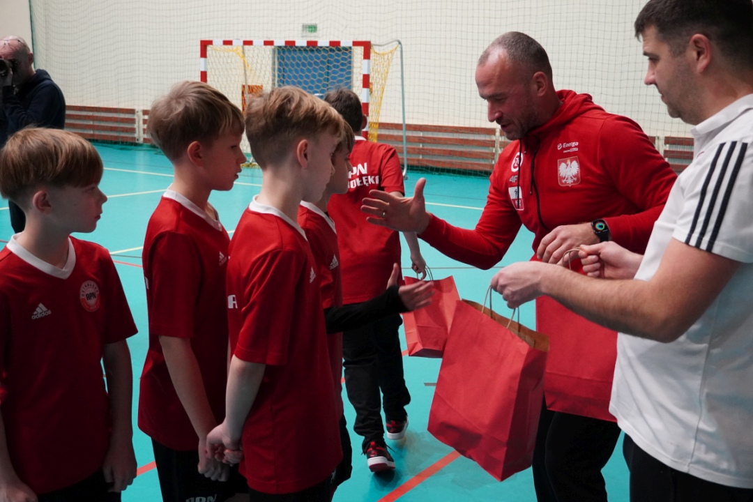 Futbolowa wigilia w APN Ostrołęka [20.12.2023] - zdjęcie #12 - eOstroleka.pl