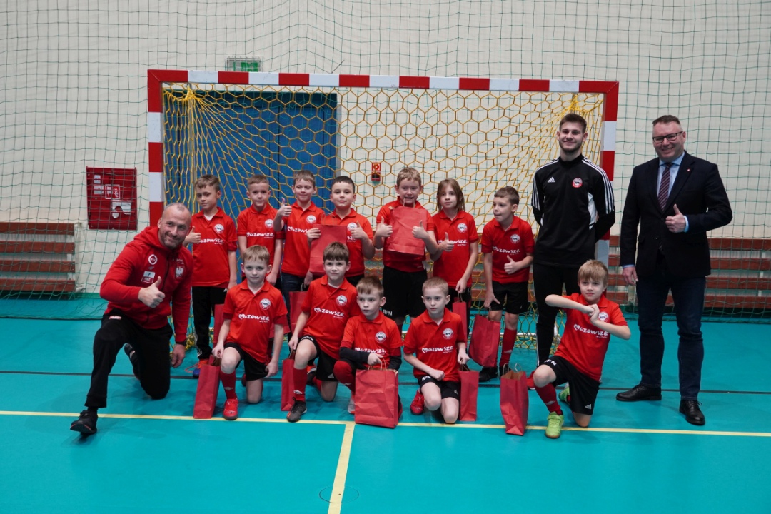 Futbolowa wigilia w APN Ostrołęka [20.12.2023] - zdjęcie #43 - eOstroleka.pl