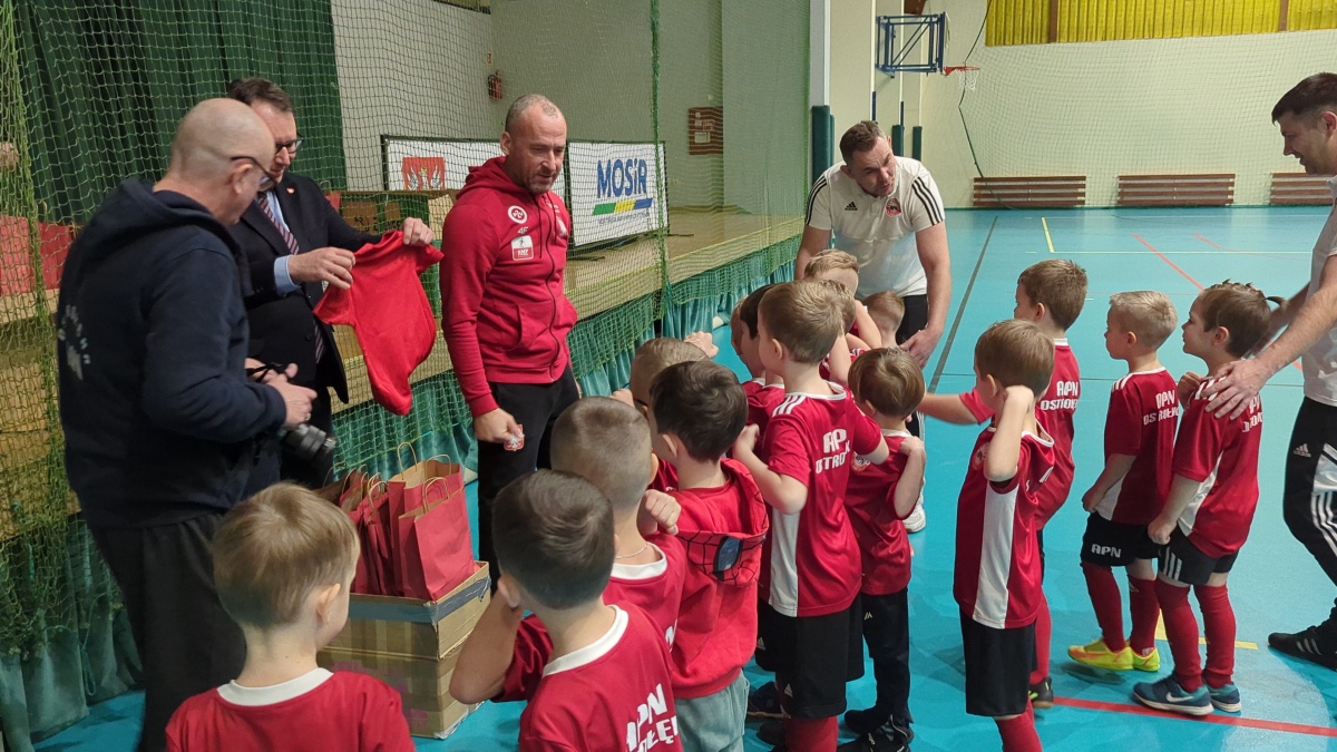 Futbolowa wigilia w APN Ostrołęka [20.12.2023] - zdjęcie #11 - eOstroleka.pl
