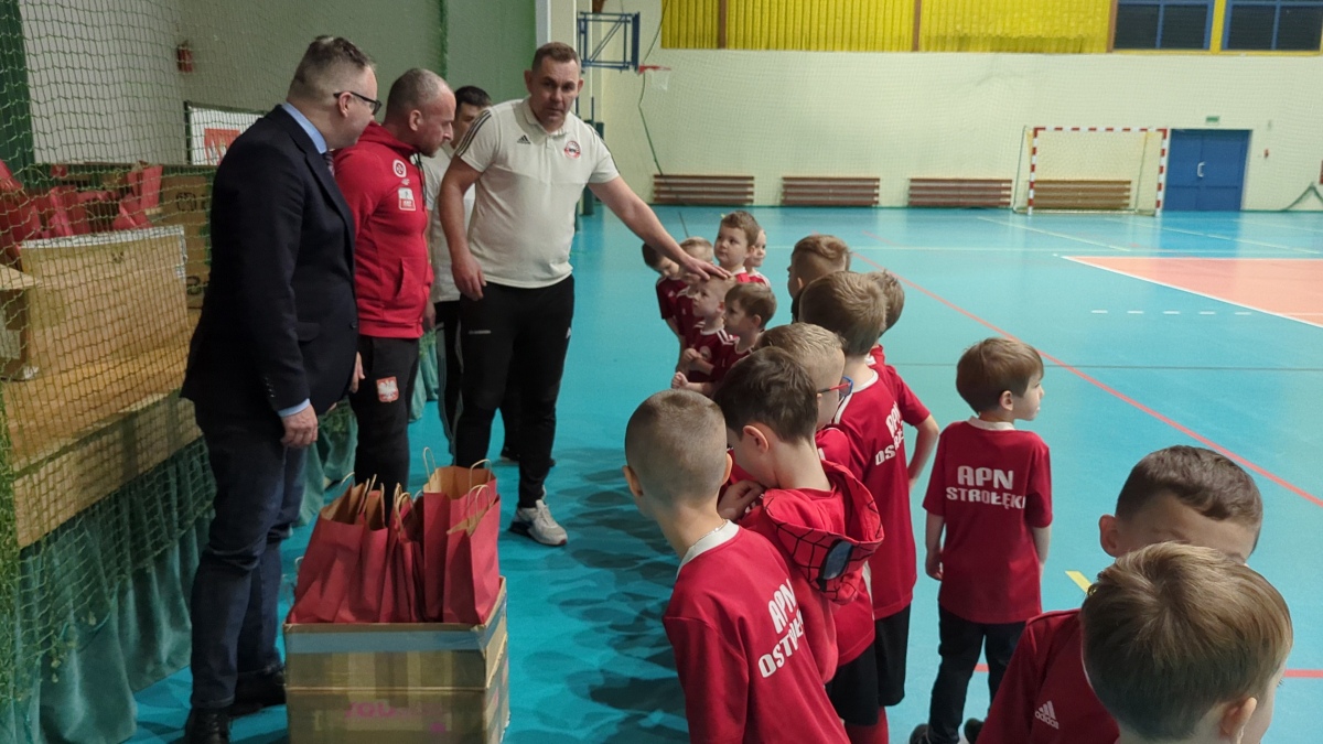 Futbolowa wigilia w APN Ostrołęka [20.12.2023] - zdjęcie #9 - eOstroleka.pl