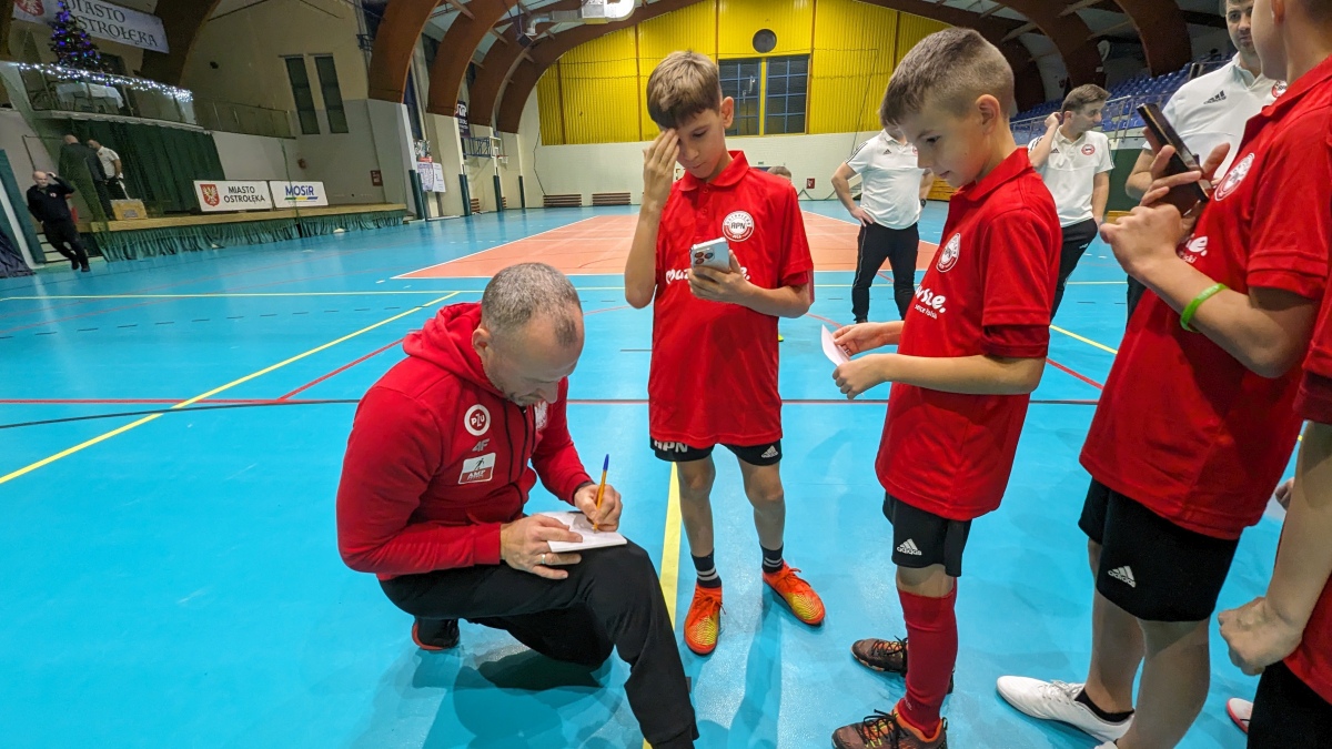 Futbolowa wigilia w APN Ostrołęka [20.12.2023] - zdjęcie #2 - eOstroleka.pl
