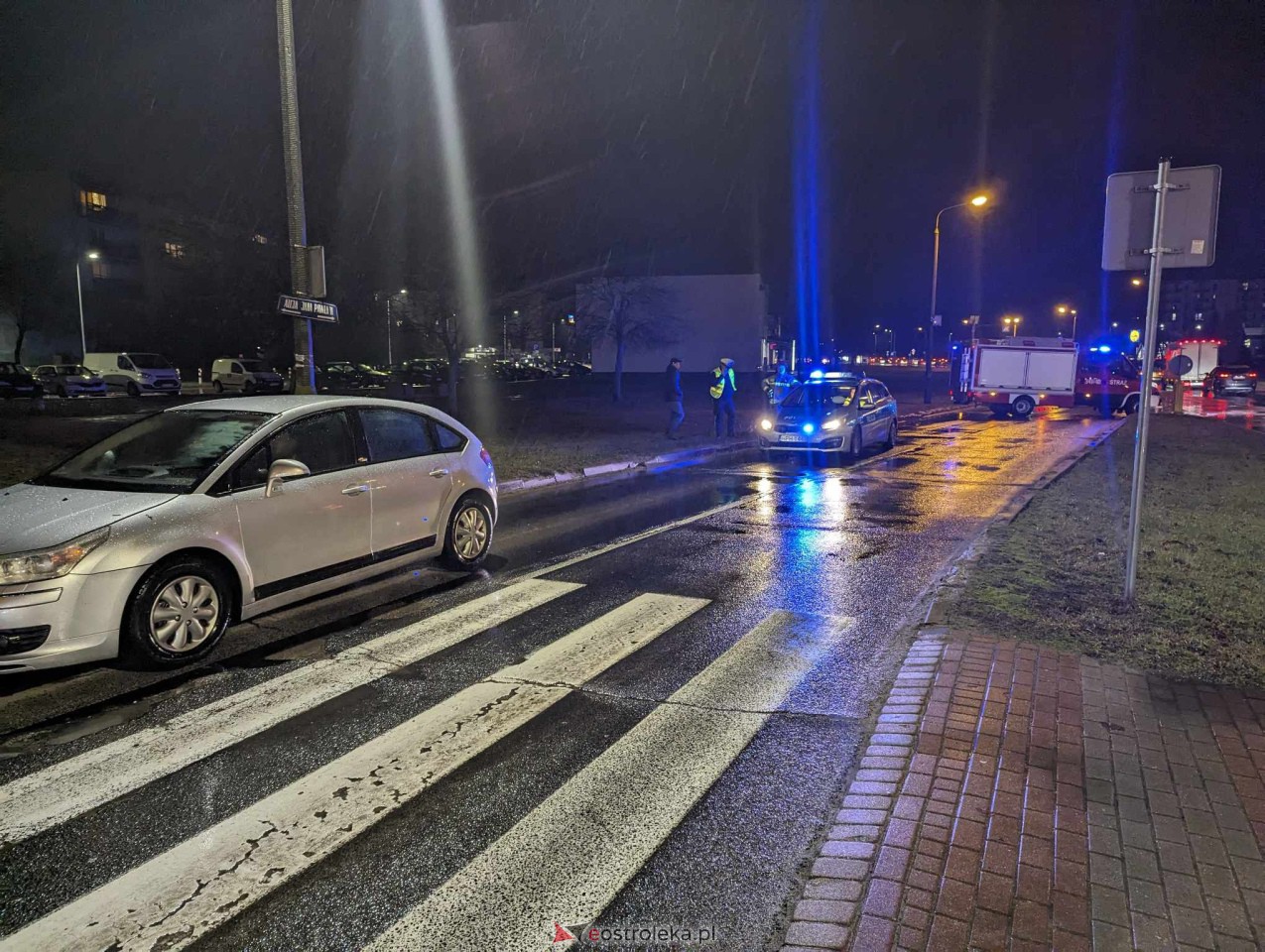 Wypadek przy Al. Jana Pawła II [21.12.2023] - zdjęcie #2 - eOstroleka.pl