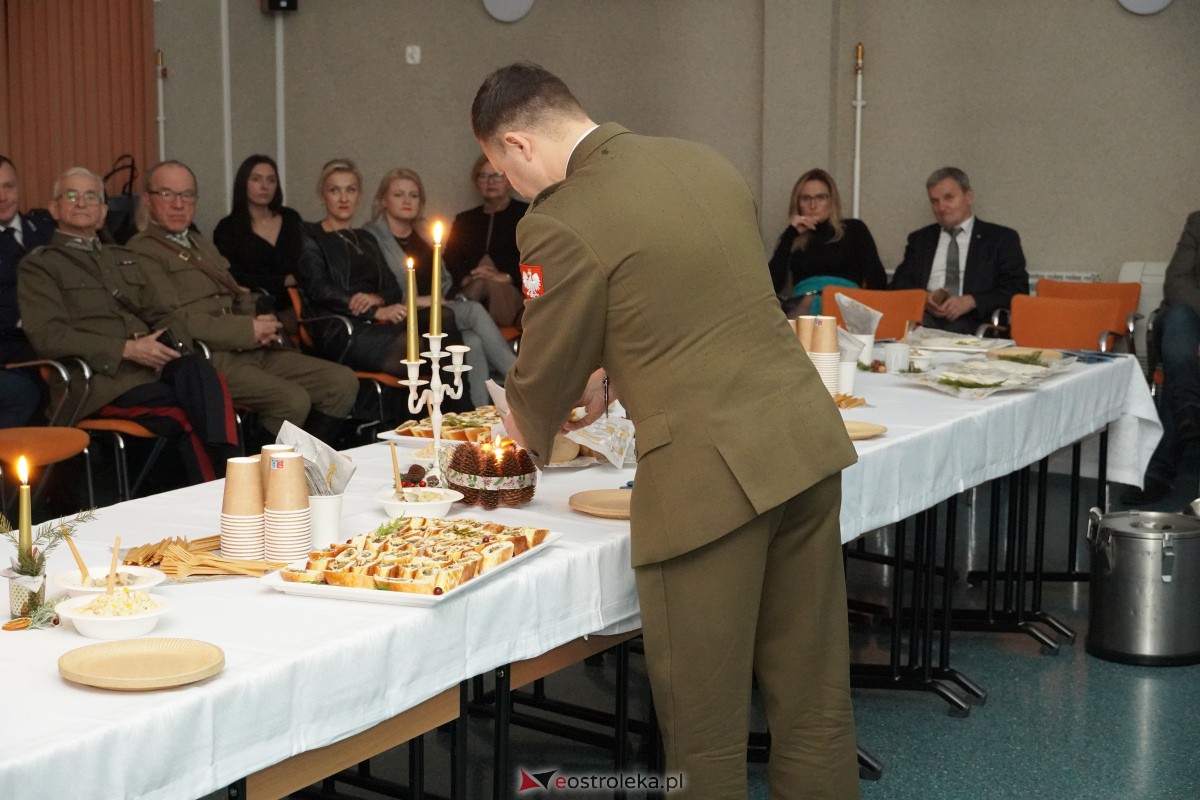 Spotkanie opłatkowe absolwentów i sympatyków Wyższej Szkoły Społeczno-Ekonomicznej [21.12.2023] - zdjęcie #68 - eOstroleka.pl