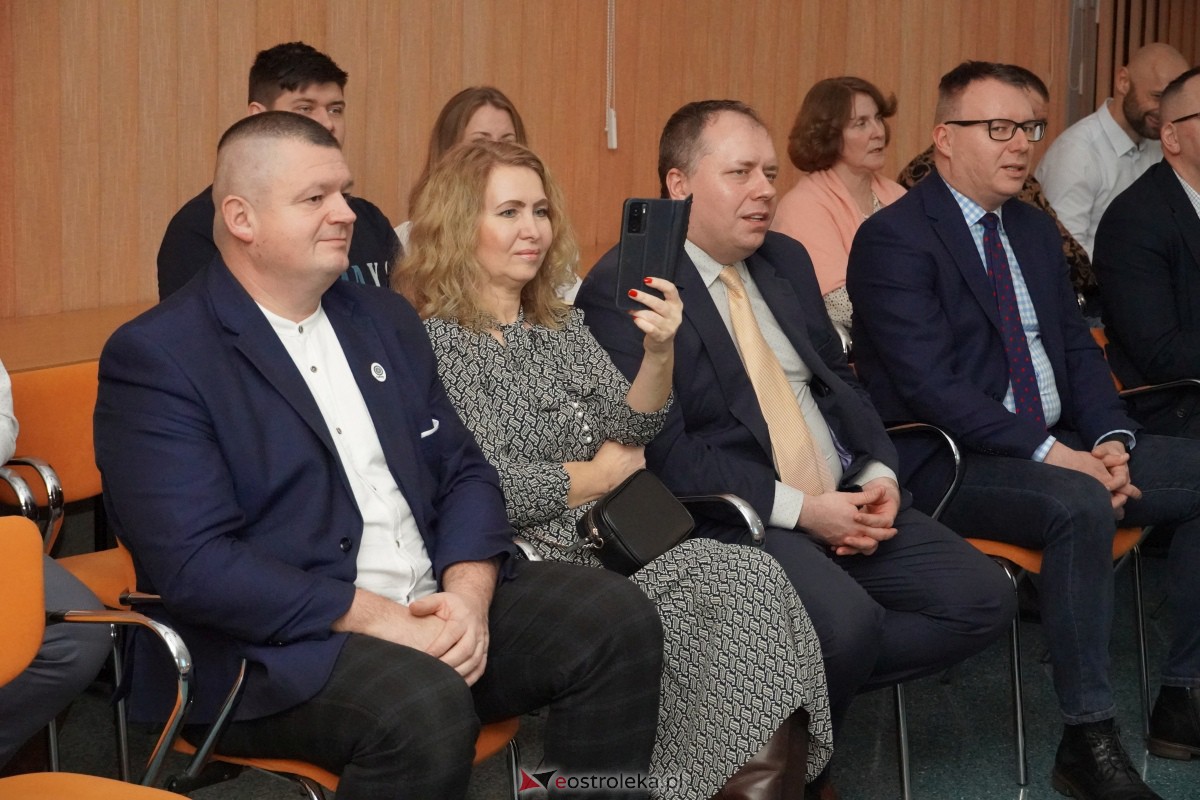 Spotkanie opłatkowe absolwentów i sympatyków Wyższej Szkoły Społeczno-Ekonomicznej [21.12.2023] - zdjęcie #36 - eOstroleka.pl