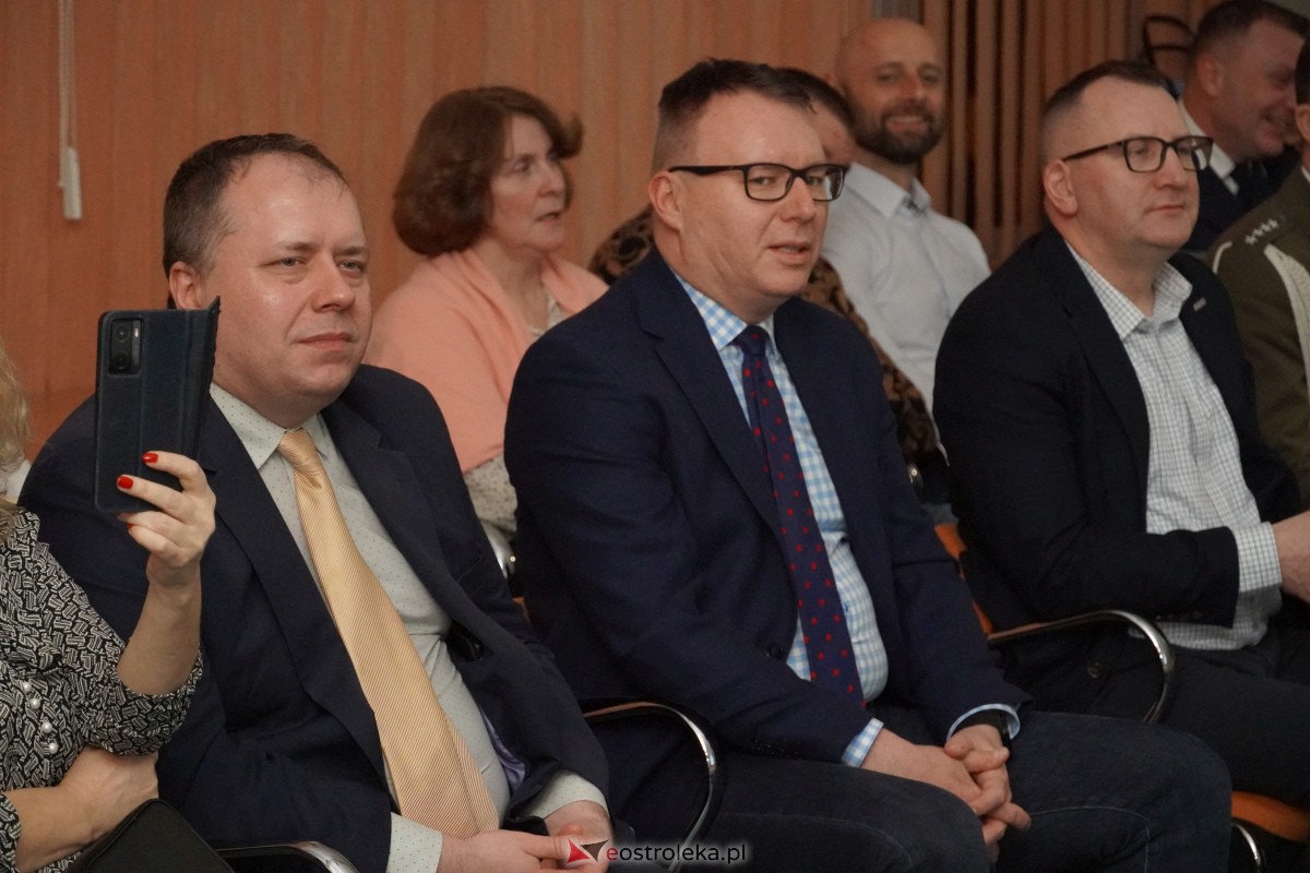 Spotkanie opłatkowe absolwentów i sympatyków Wyższej Szkoły Społeczno-Ekonomicznej [21.12.2023] - zdjęcie #35 - eOstroleka.pl