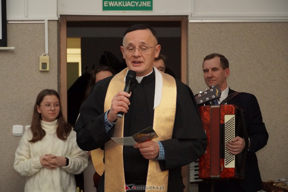Spotkanie opłatkowe absolwentów i sympatyków Wyższej Szkoły Społeczno-Ekonomicznej [21.12.2023] - zdjęcie #32 - eOstroleka.pl
