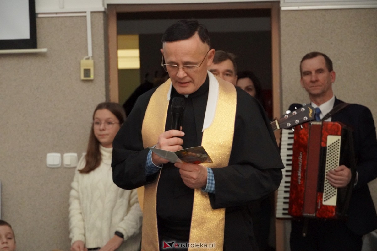 Spotkanie opłatkowe absolwentów i sympatyków Wyższej Szkoły Społeczno-Ekonomicznej [21.12.2023] - zdjęcie #17 - eOstroleka.pl