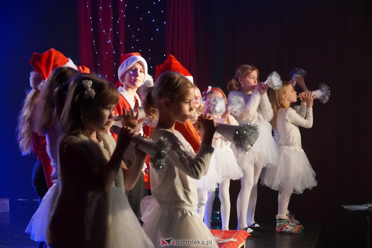 Dziecięcy Teatr Amatorski Niewidzialni - Elfy i Będzie Boże Narodzenie [22.12.2023] - zdjęcie #2 - eOstroleka.pl