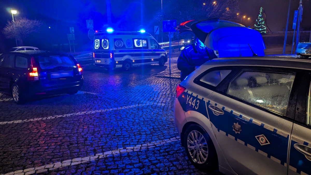 Wypadek na Starym Mieście w Ostrołęce. Jedna osoba ranna po zderzeniu dwóch aut [24.12.2023] - zdjęcie #11 - eOstroleka.pl